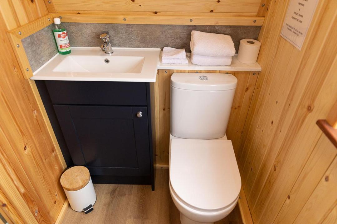 Galston  Thistle Pod Farm Stay With Hottub Sleeps 2 מראה חיצוני תמונה